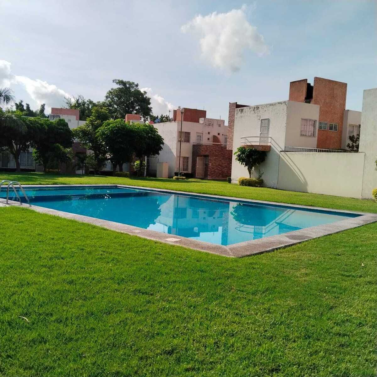 1 of 15: Alberca al centro del fraccionamiento