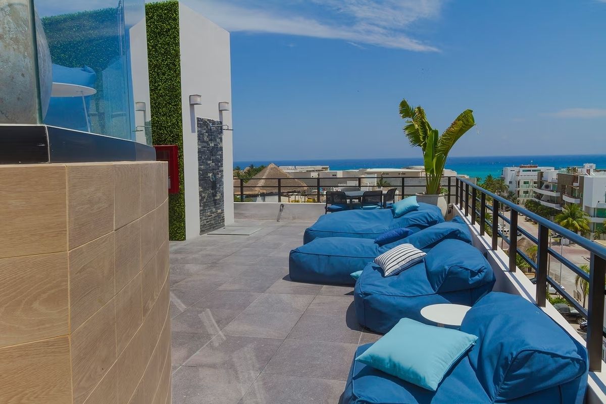 4 of 11: una terraza al aire libre en the boat playa del carmen