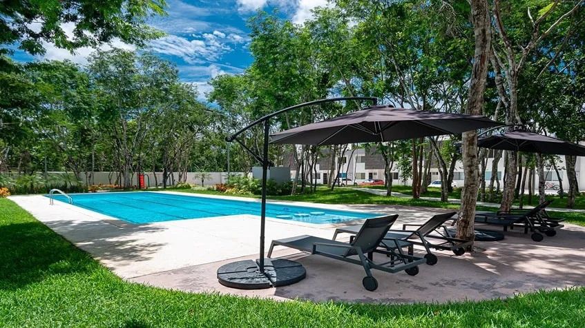 5 de 17: una alberca con camastros en residencial almazara playa del
