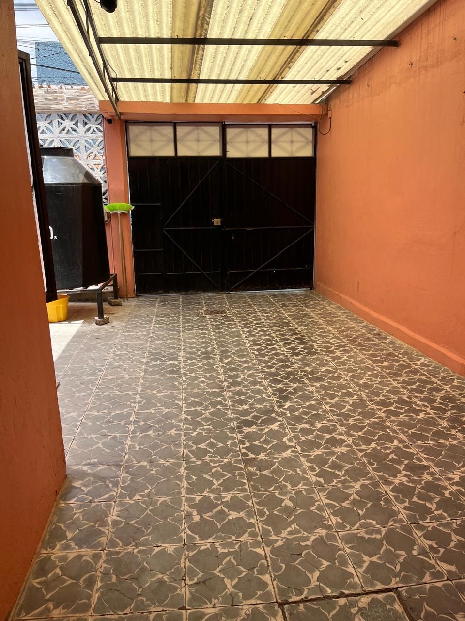 2 de 28: Patio-estacionamiento