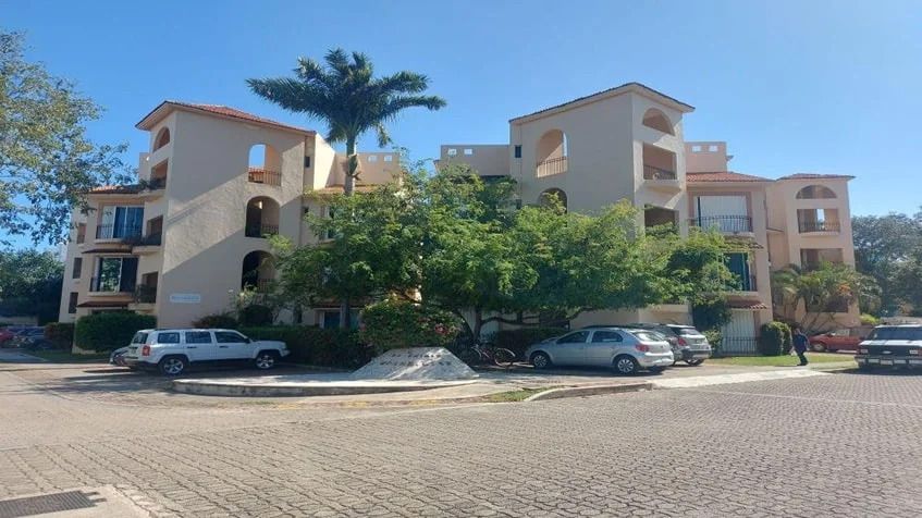 1 de 12: una fachada exterior de un condo en bugambilias playacar