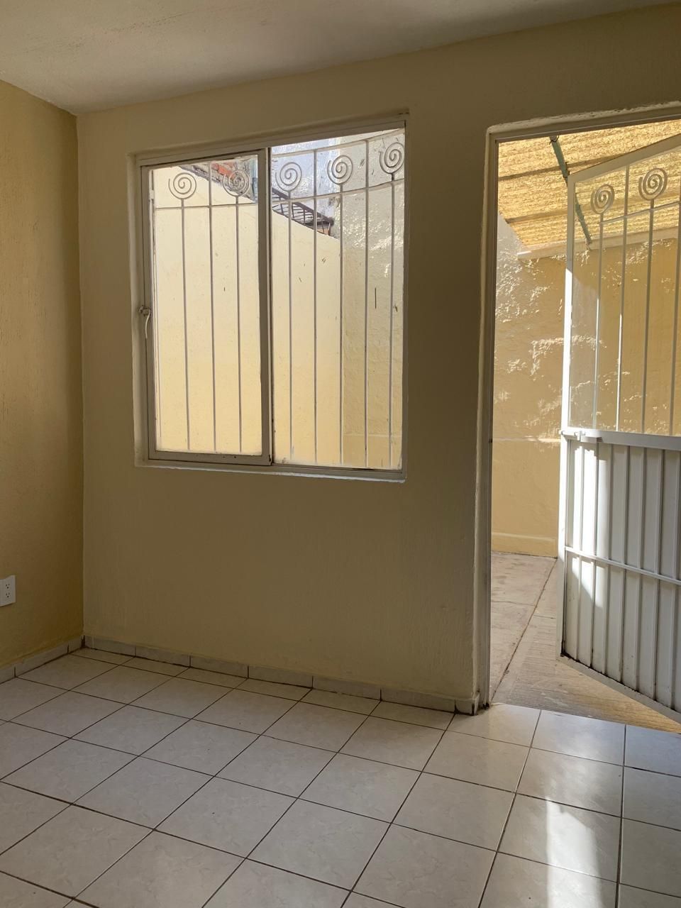 14 de 32: PUERTA AL PATIO