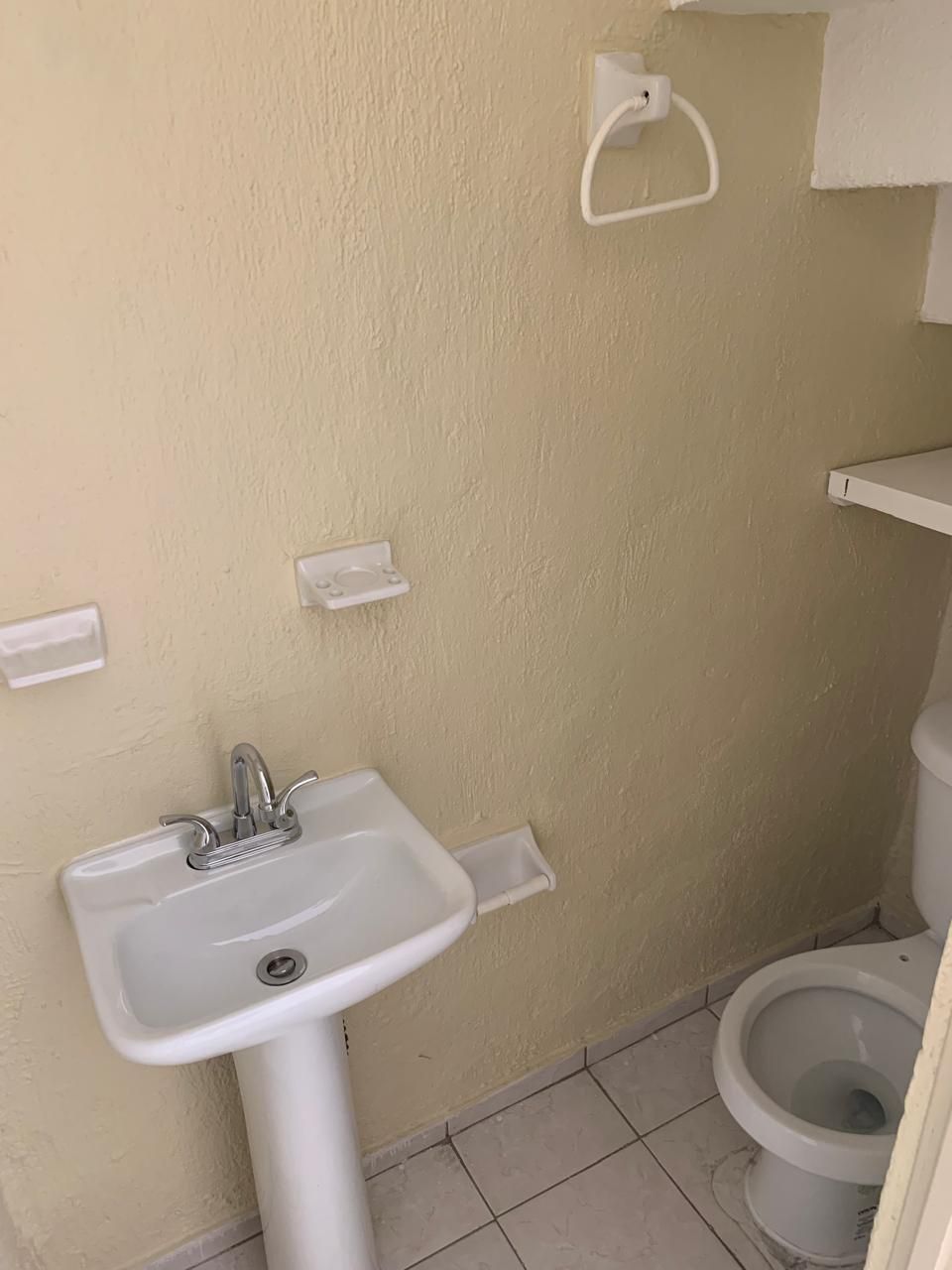 7 de 32: MEDIO BAÑO DEBAJO DE ESCALERA