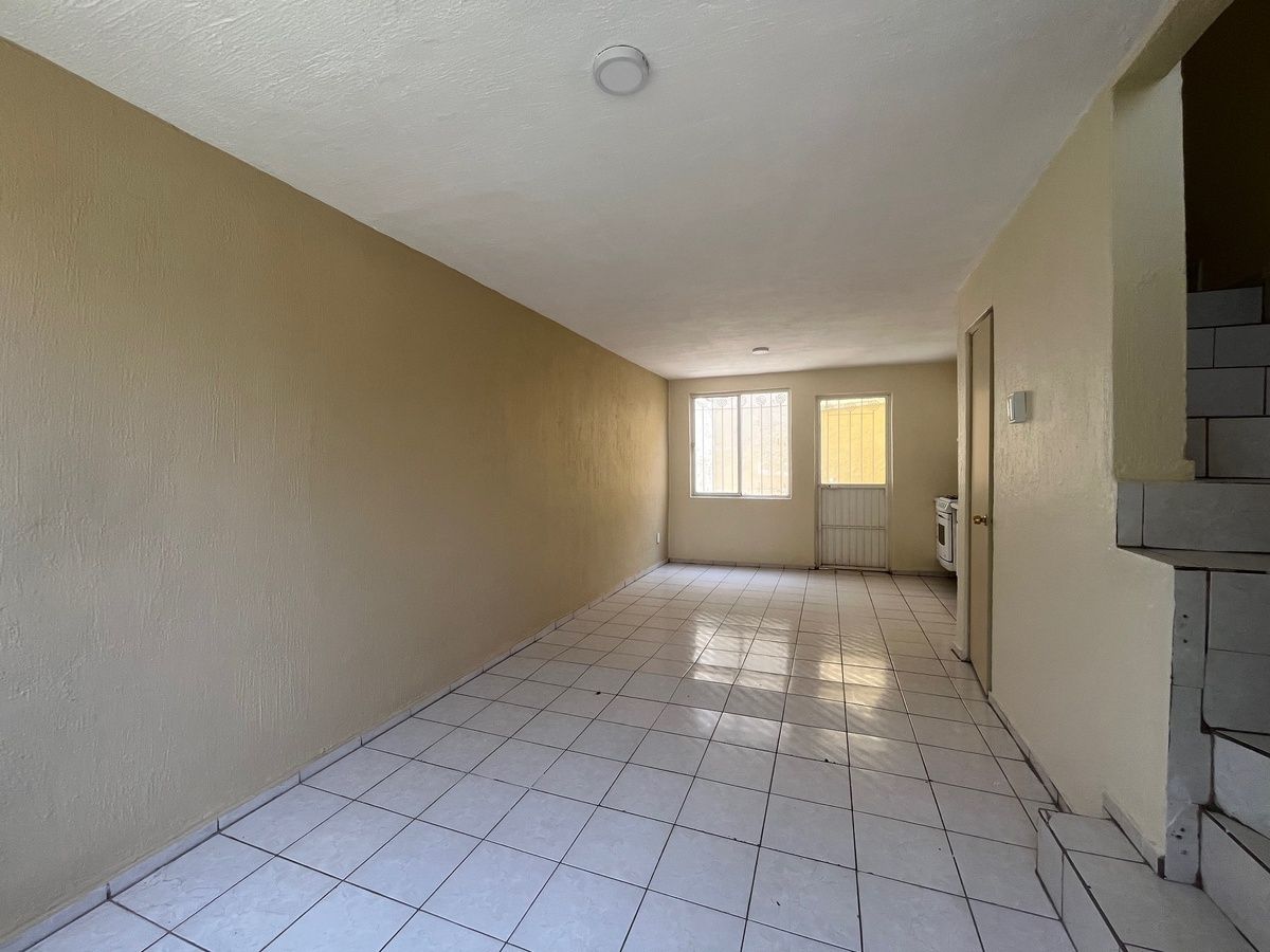 20 de 32: ESCALERAS Y SALA COMEDOR