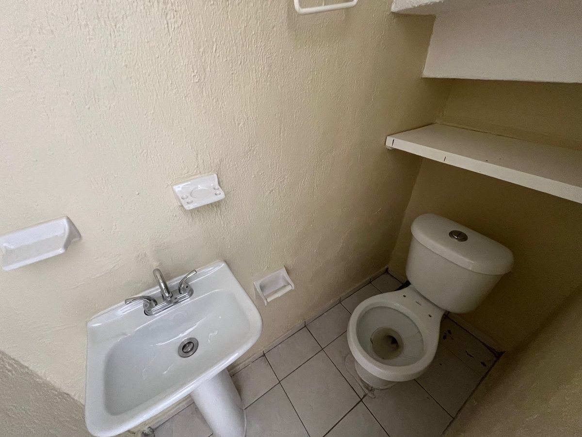 6 de 32: MEDIO BAÑO