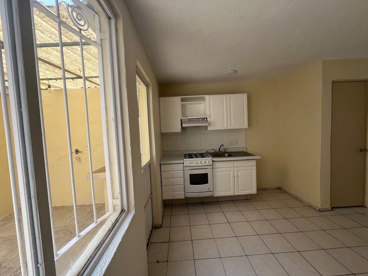 11 de 32: VENTANA AL PATIO Y COCINA