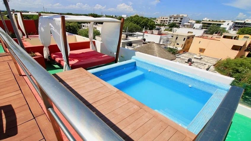 5 de 13: una alberca con solarium en praia condos playa del carmen