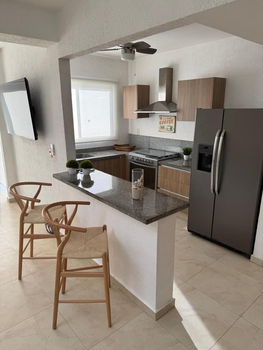4 de 18: una cocina con refrigerador en residencial bali playa del ca