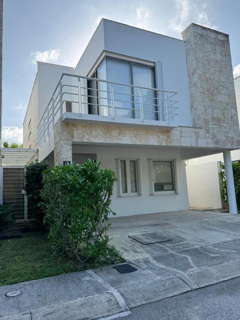 1 de 18: una fachada de una casa en residencial bali playa del carmen