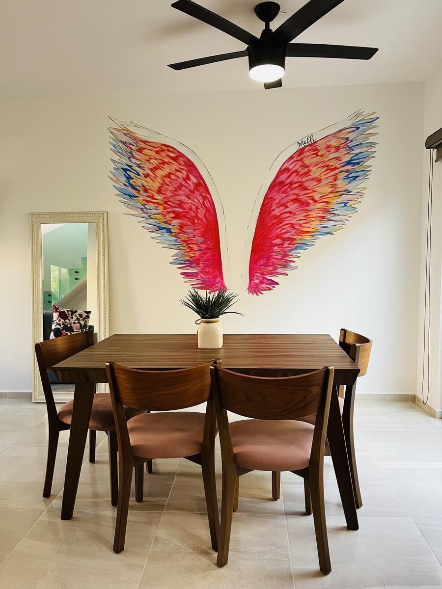 5 de 12: un comedor con un cuadro decorativo y un espejo