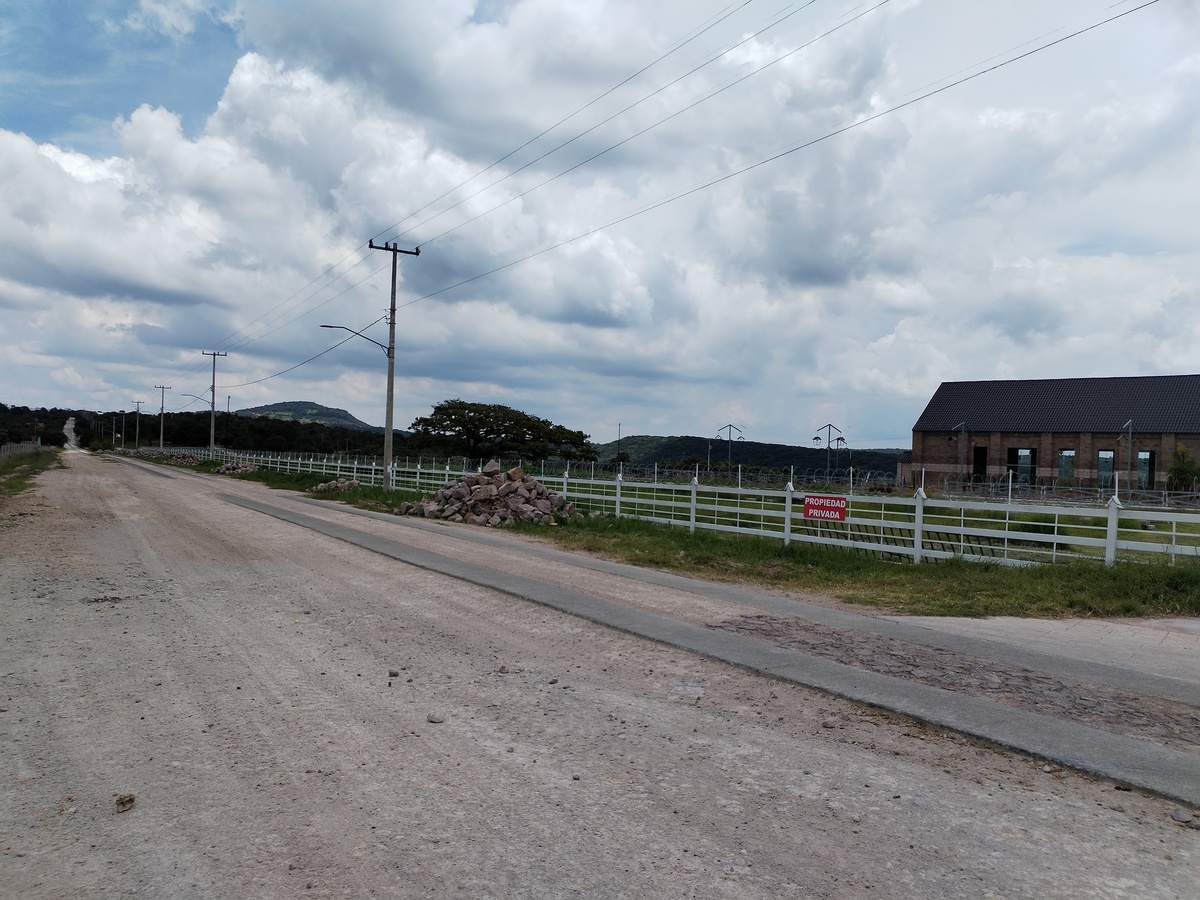 3 de 33: calles con pavimento a pie de fraccionamiento