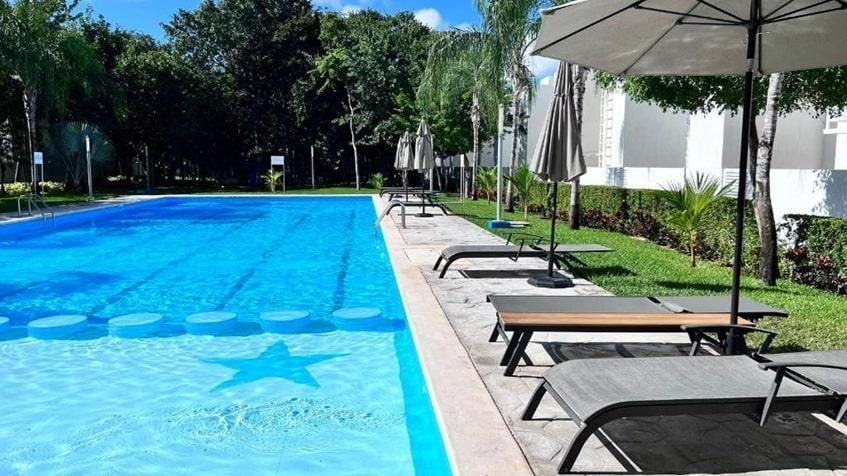 5 de 17: una piscina con camastros en frontemare playa del carmen