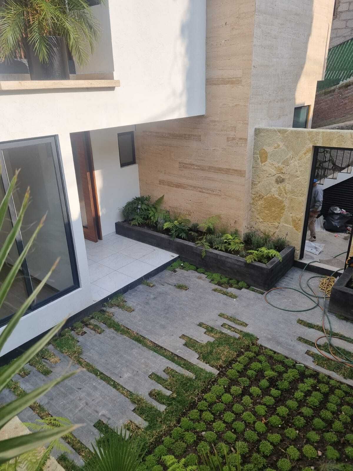 3 de 30: Patio de entrada principal