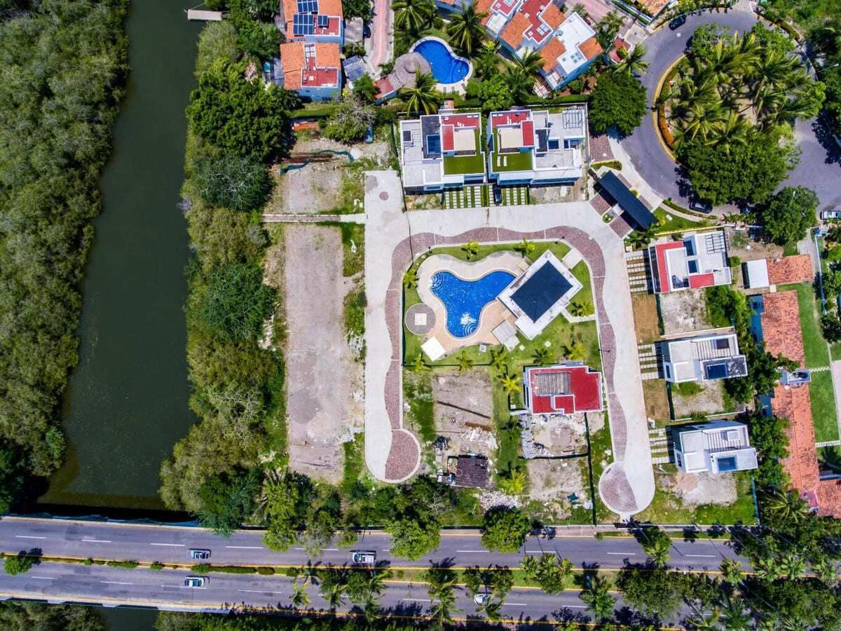 2 of 9: UBICADA EN CONDOMININIO PRIVADO