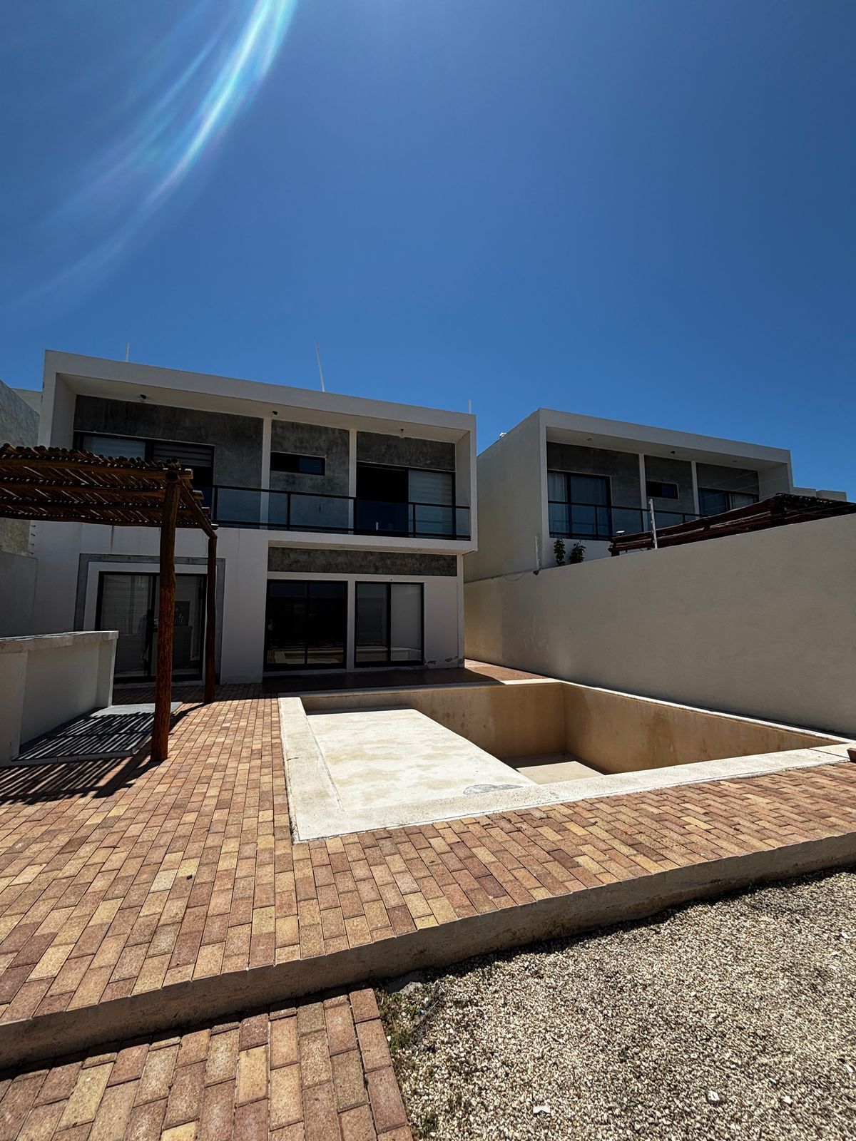 1 de 19: Fachada Posterior