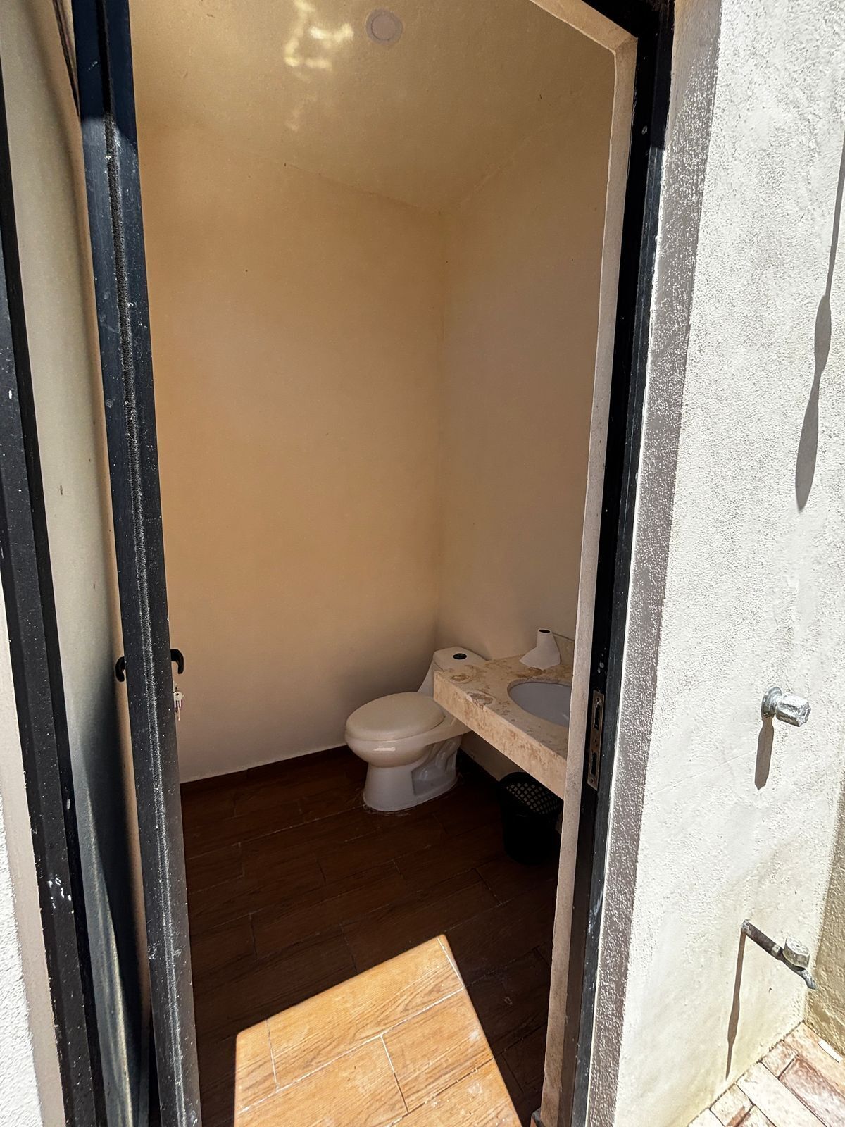 17 de 19: Medio Baño Exterior