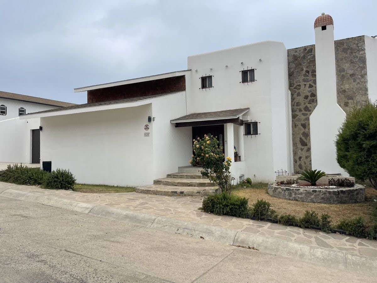 Venta de Hermosa Residencia en Privada las Rosas, Ensenada B.C