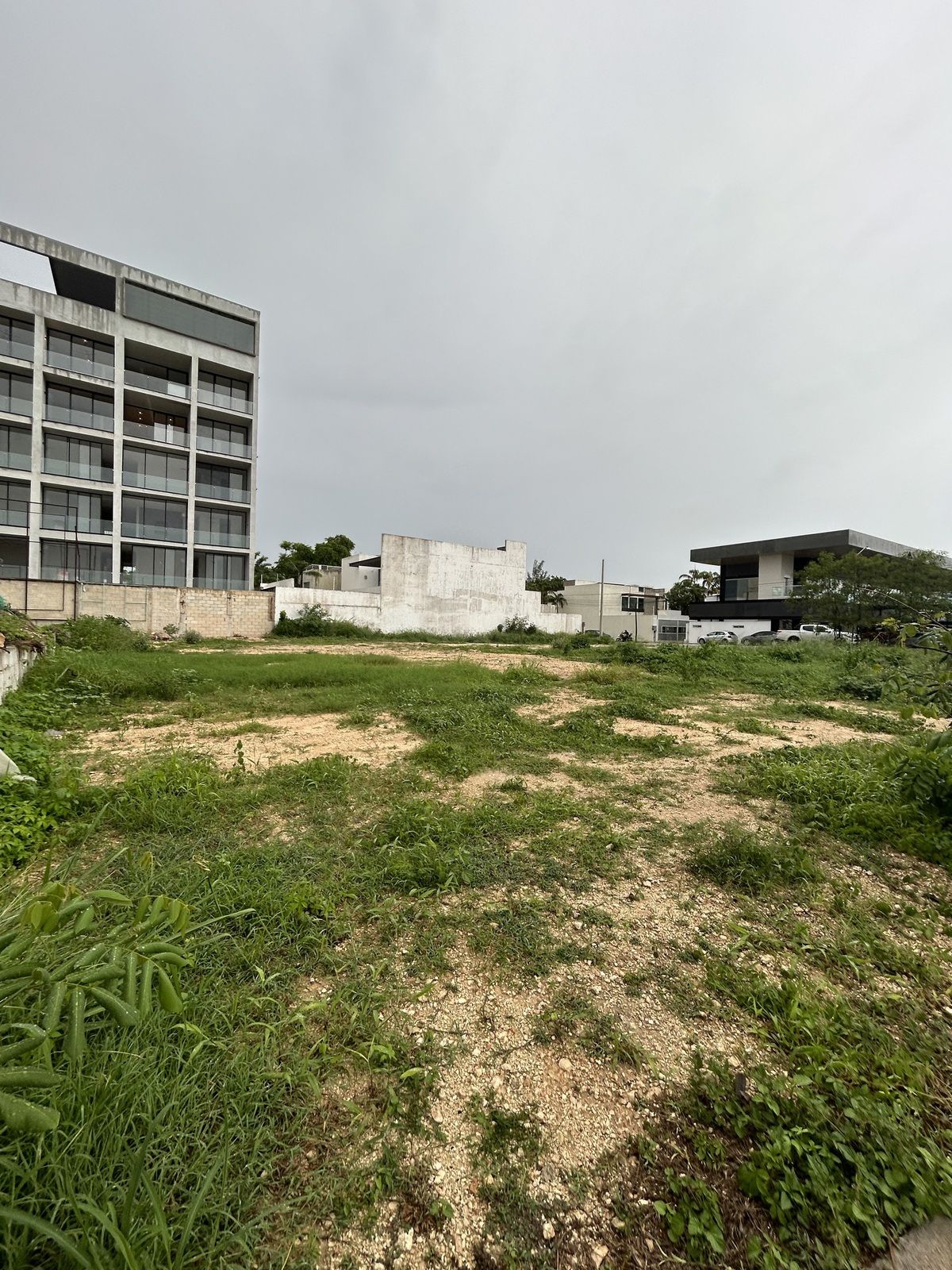 Venta de terreno sobre avenida San Angelo en Montes de Amé.