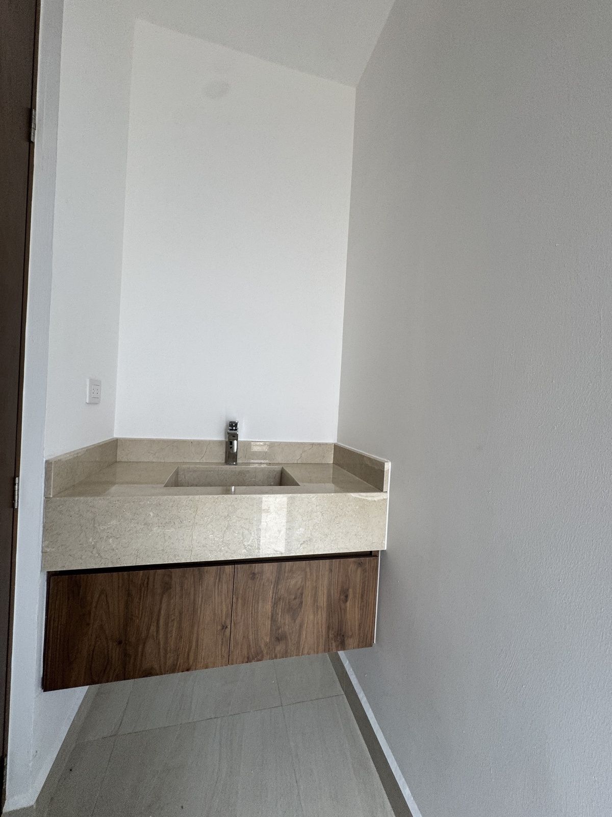 16 de 28: Medio baño