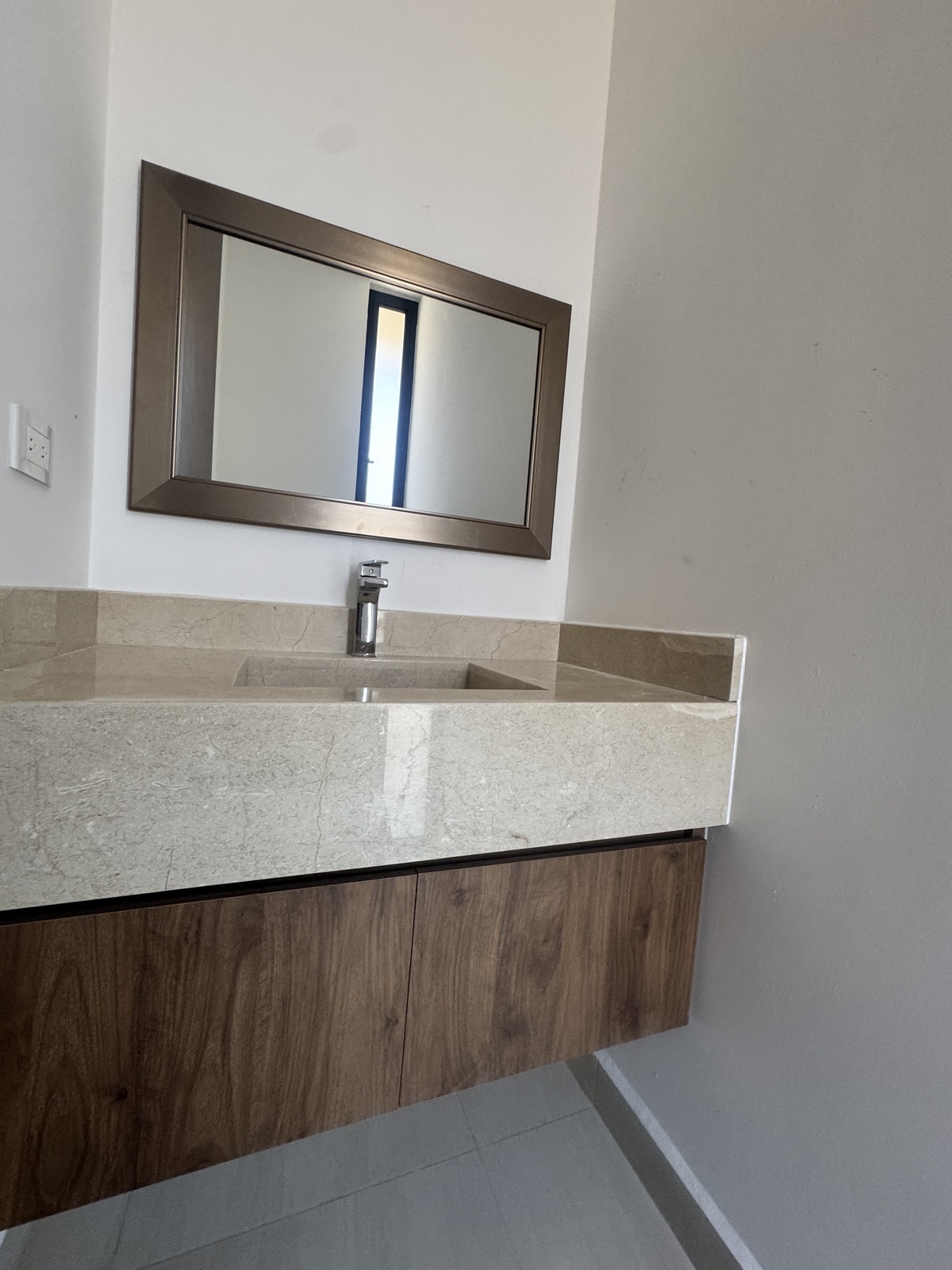 21 of 23: Medio baño de visitas