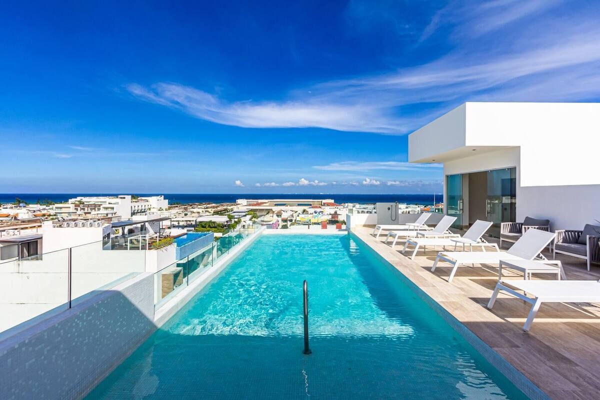 una alberca en agama beach playa del carmen