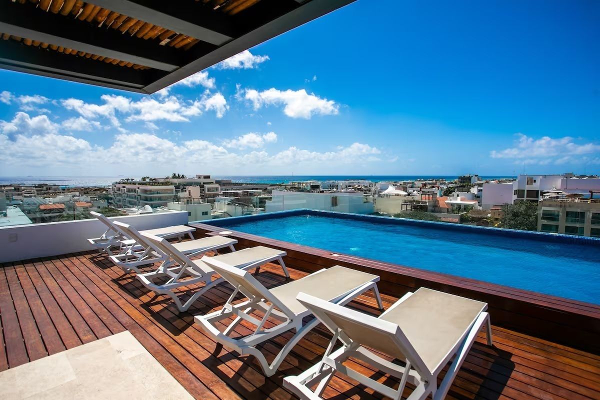 1 de 11: una alberca con terraza y vista al mar en piedrazul
