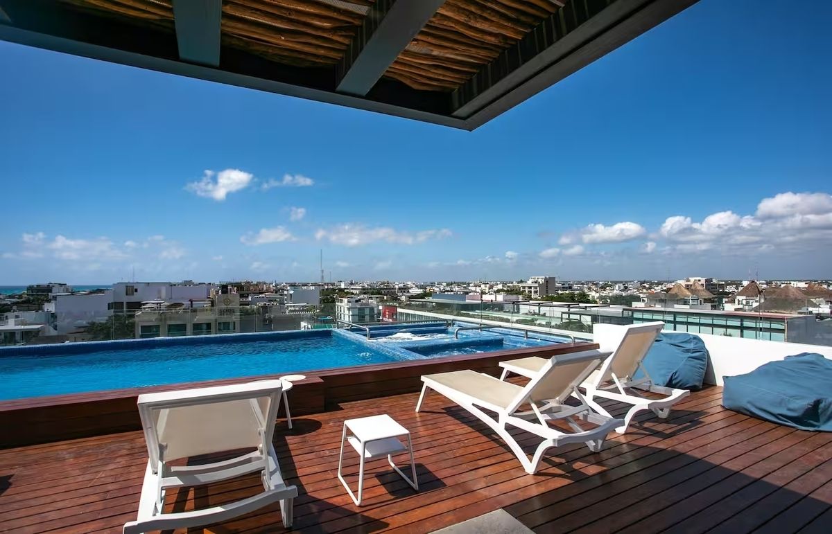 3 de 11: unos camastros con una piscina refrescante
