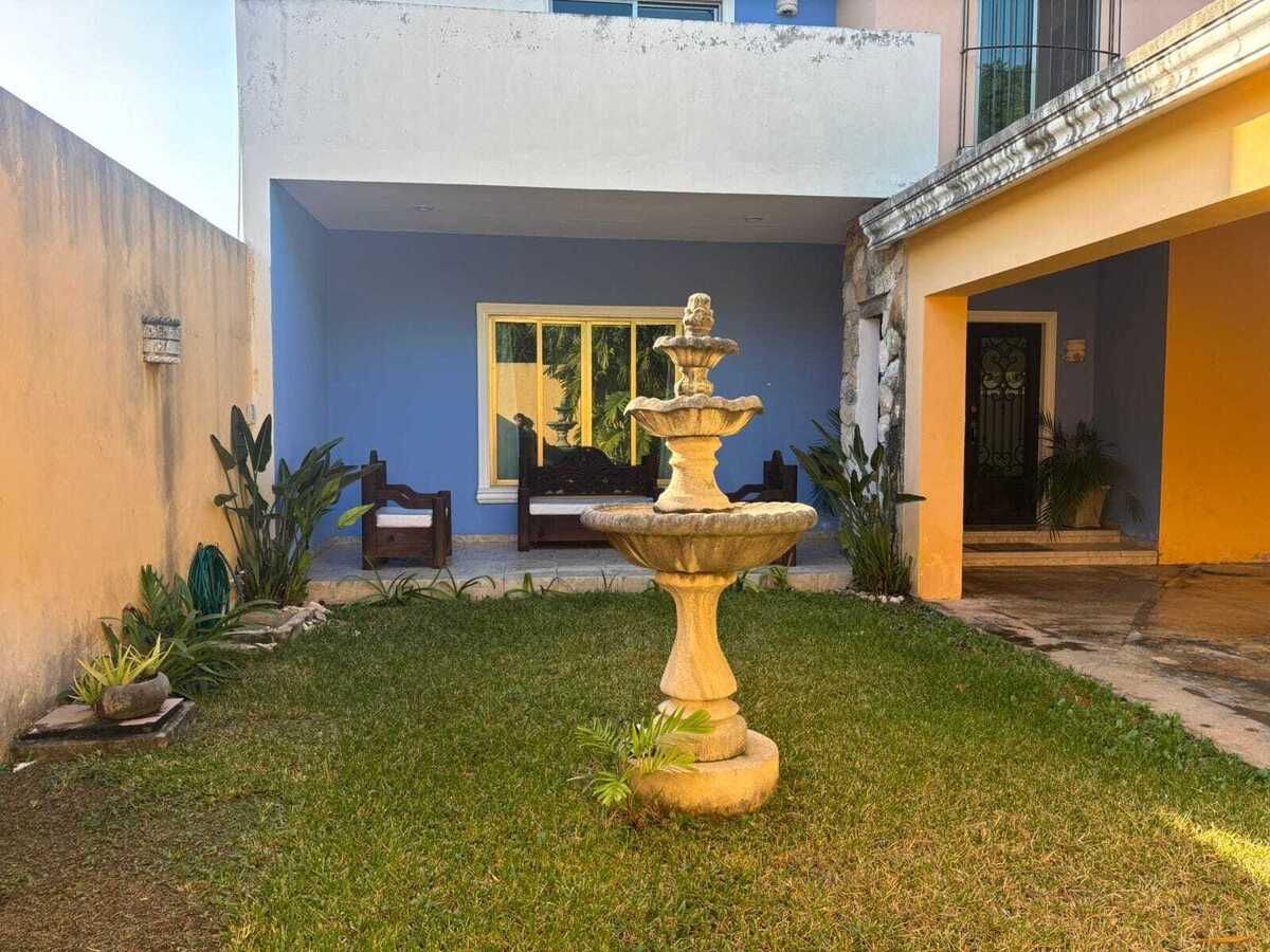 3 de 24: Jardín frontal con fuente