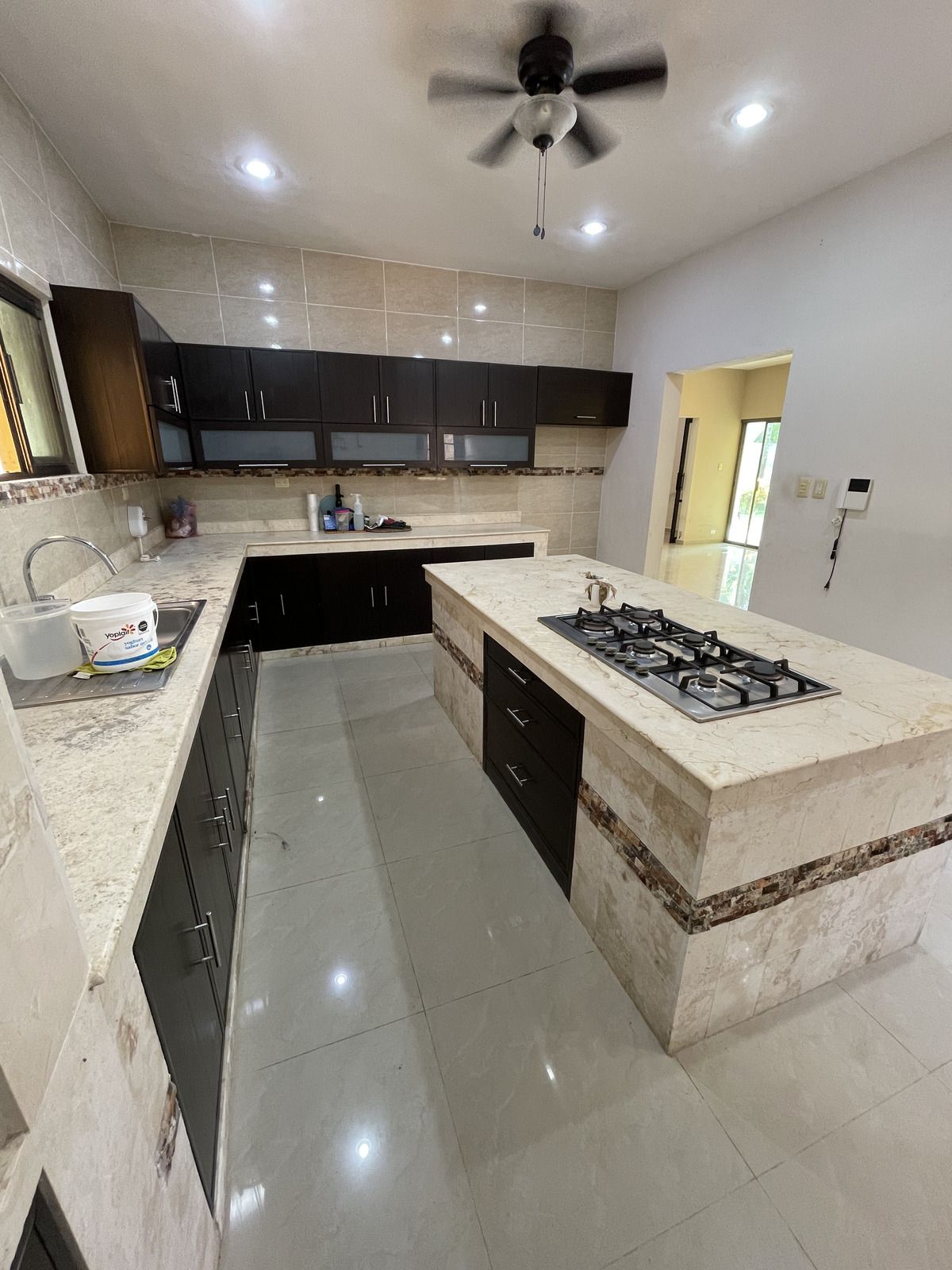 9 de 24: Cocina con isla