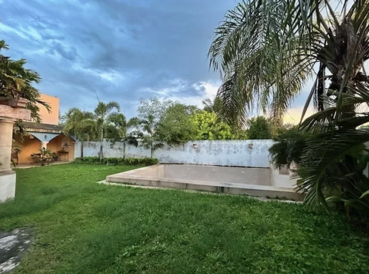 13 de 24: Jardin y piscina