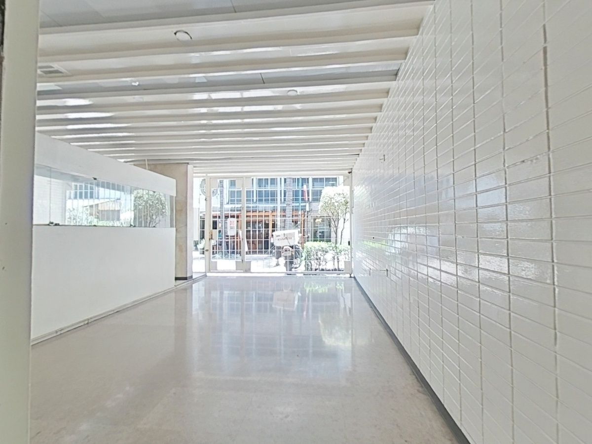 2 de 13: Pasillo de entrada al edificio