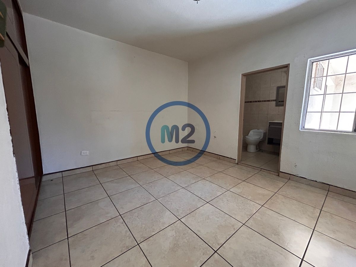 5 of 13: Habitación principal con baño completo