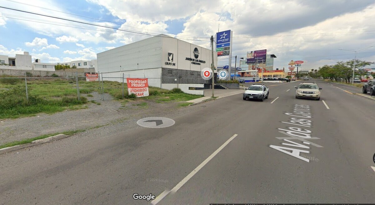 3 of 3: Frente a Av. Principal. Blvd de las Ciencias Juriquilla.
