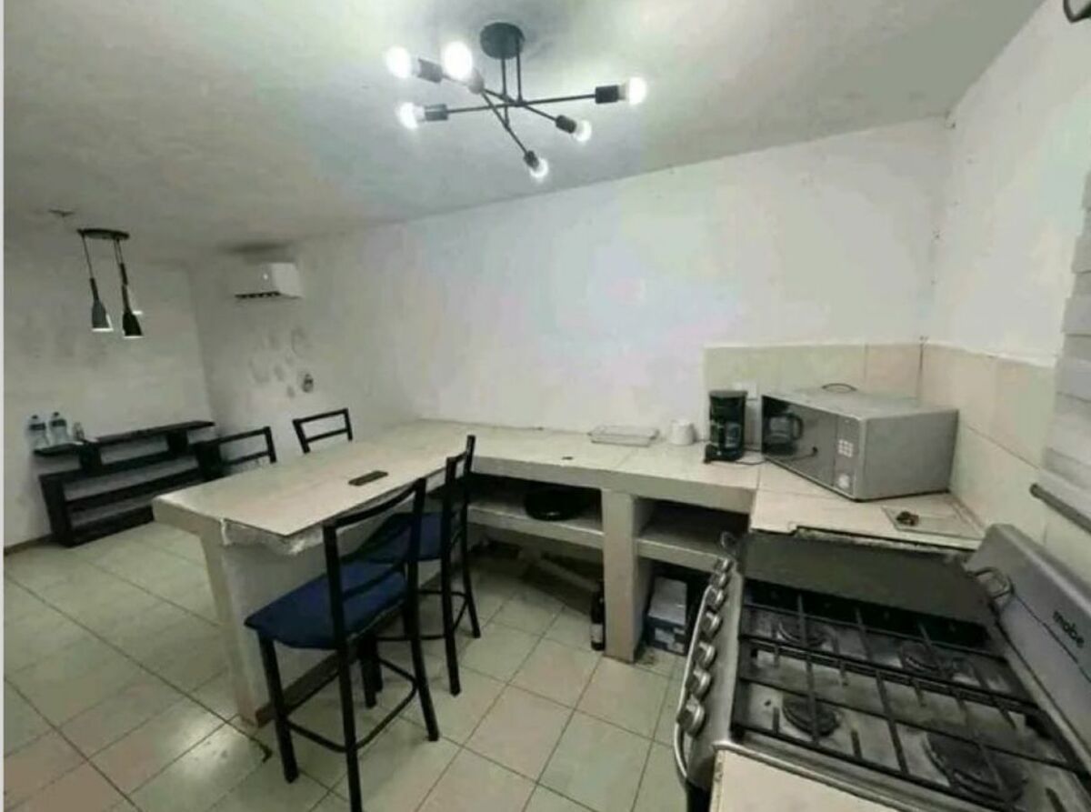 3 de 14: Cocina con barra de material