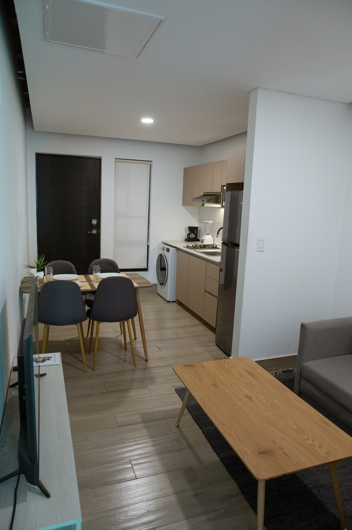 4 de 21: Comedor, cocina al fondo, visto desde la sala
