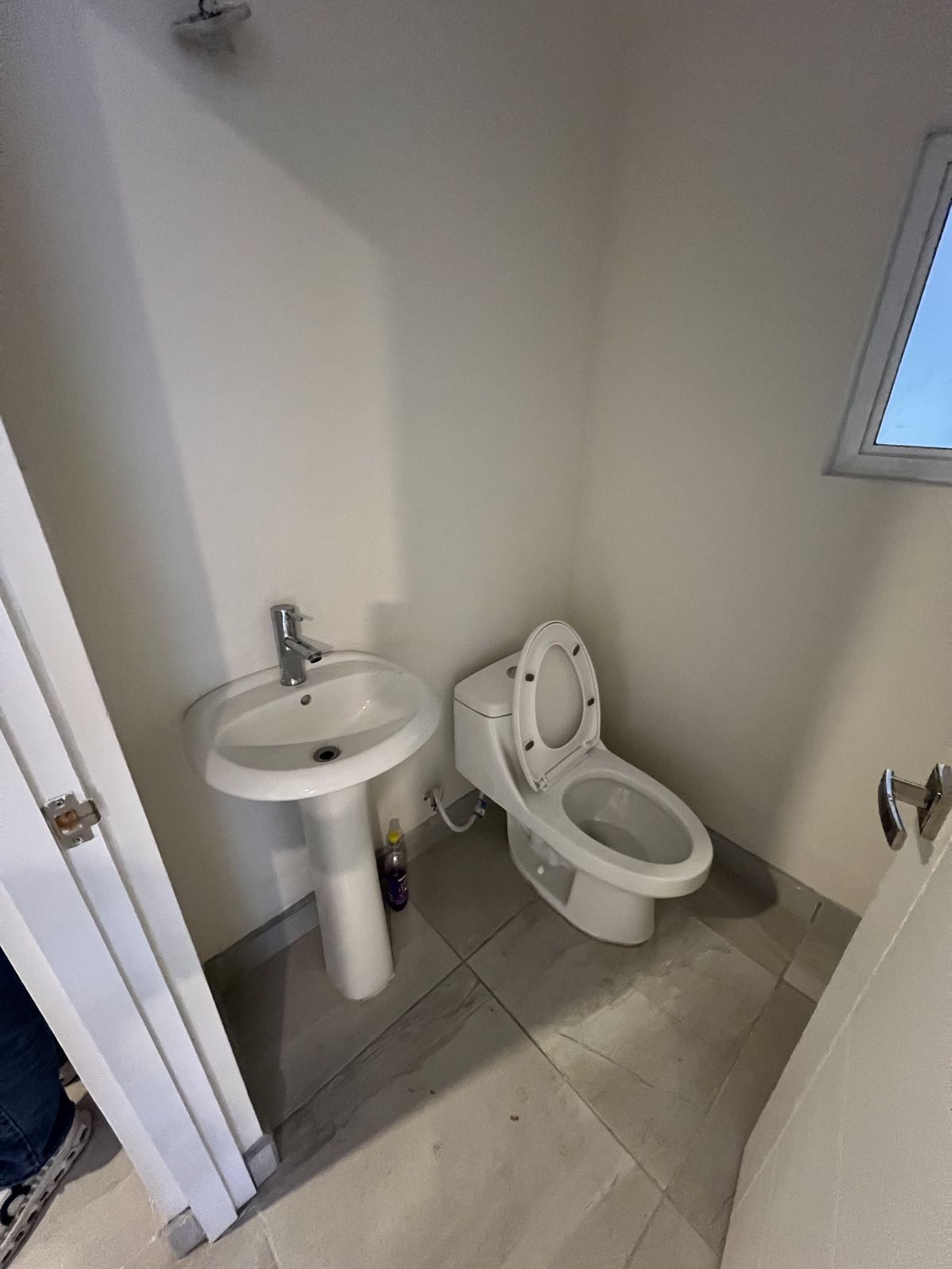 3 de 22: MEDIO BAÑO