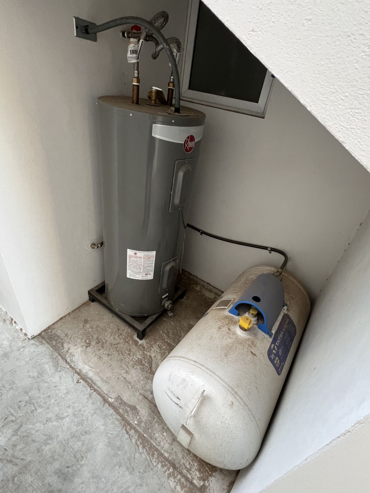 10 de 22: BOYLER Y TANQUE DE GAS ESTACIONARIO