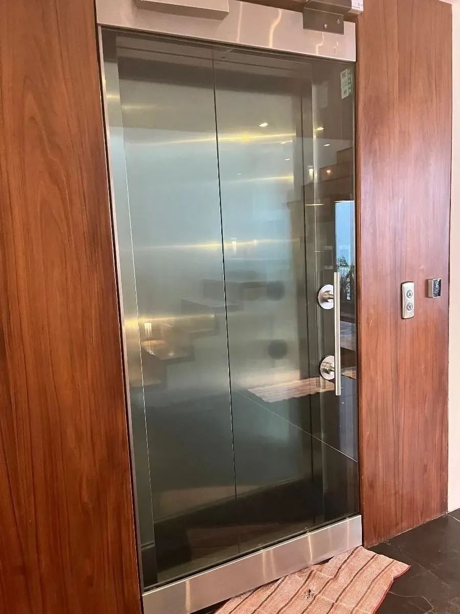 2 de 33: entrada con elevador y llave de acceso