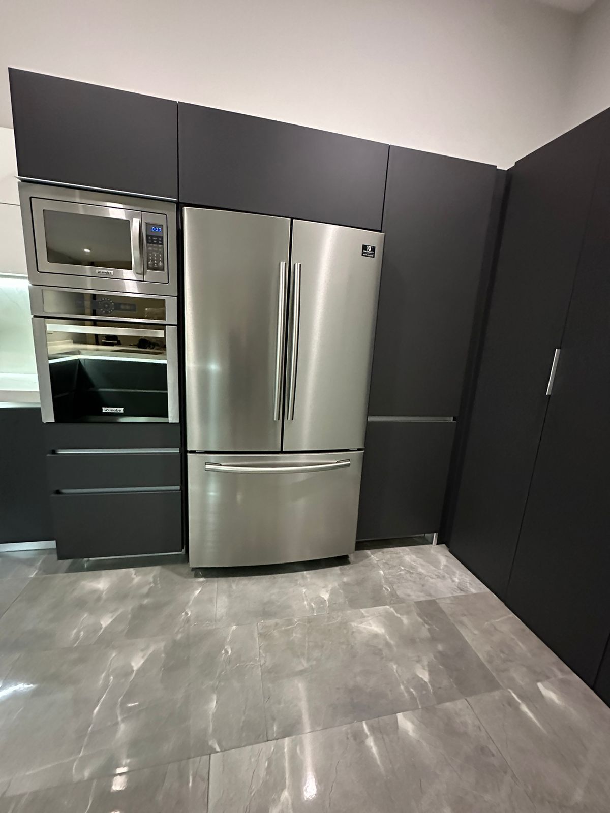 3 of 26: Torre de hornos y refrigerador