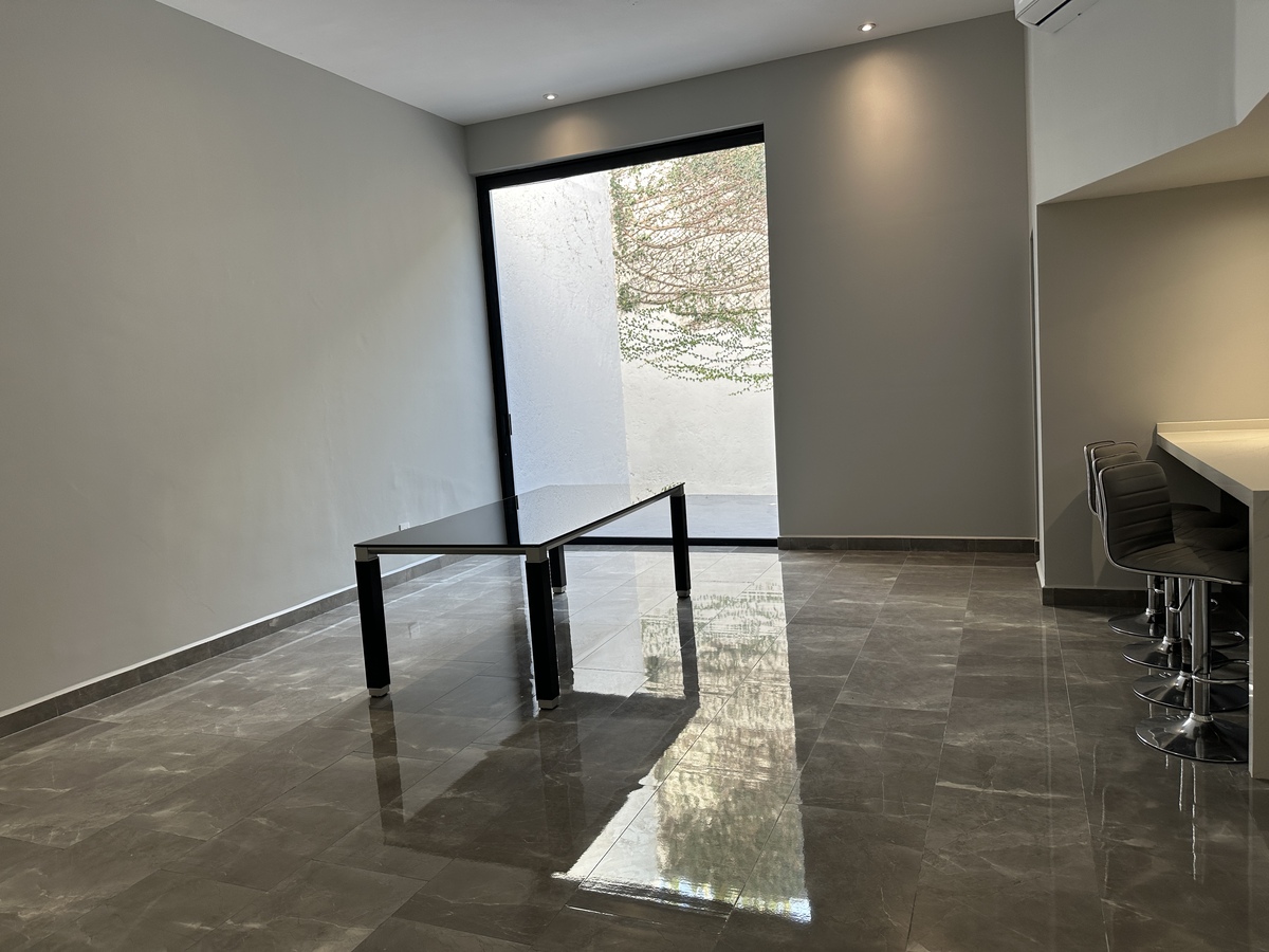 5 of 26: Comedor con gran ventanal al patio