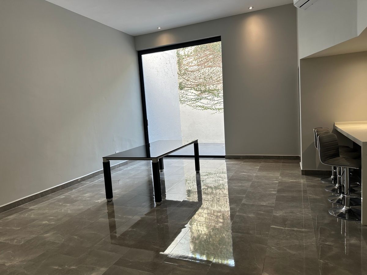 6 de 26: Comedor con gran ventanal al patio