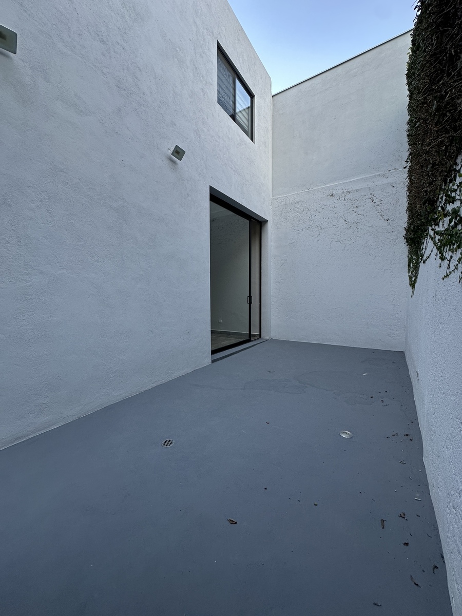 13 of 26: Patio de buen tamaño