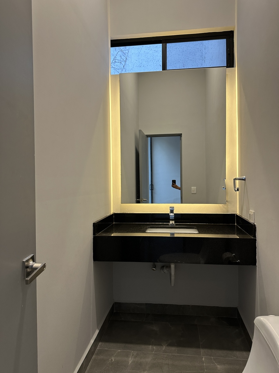 7 of 26: Baño de visitas