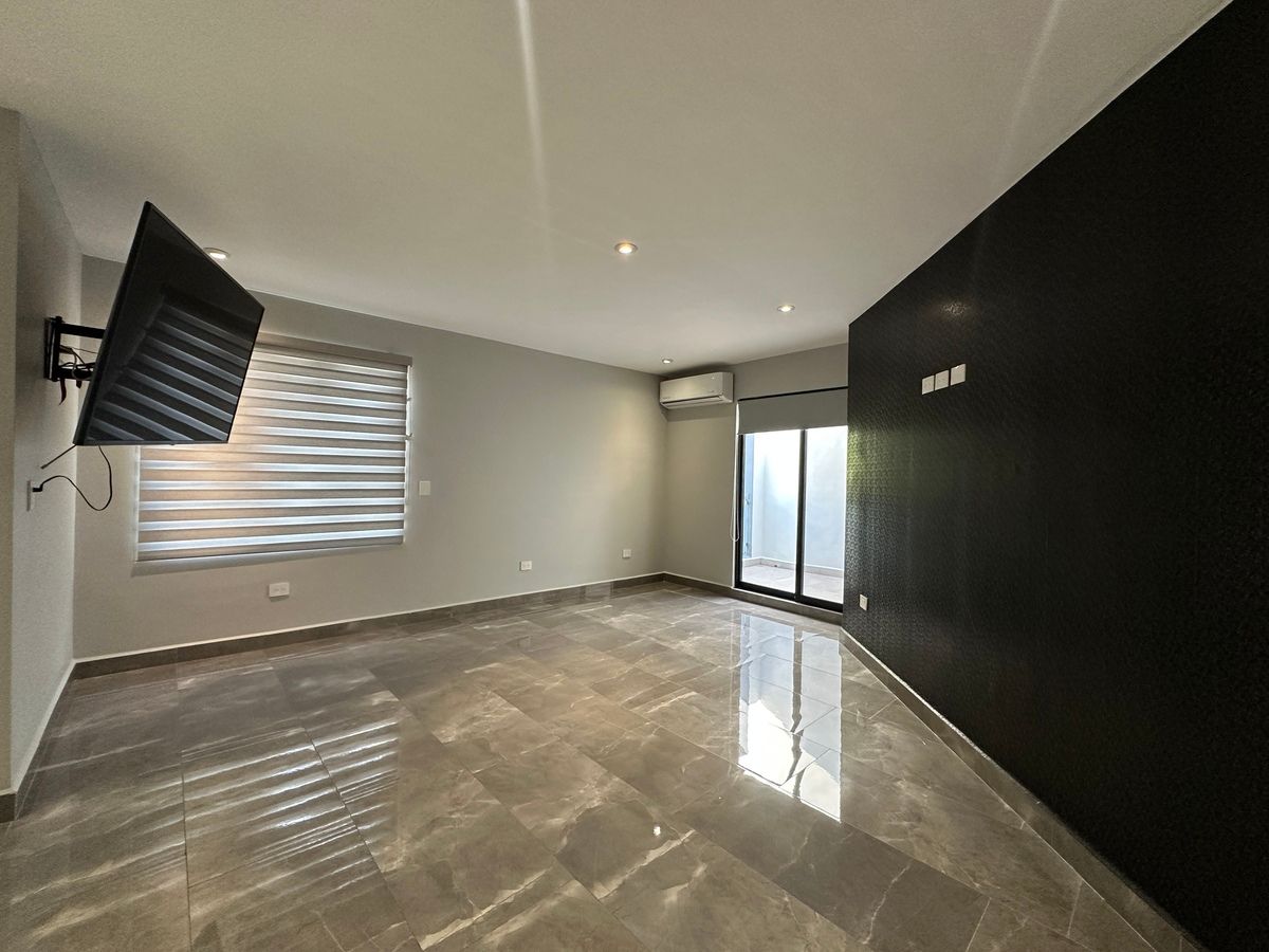 14 de 26: Recámara principal con balcón