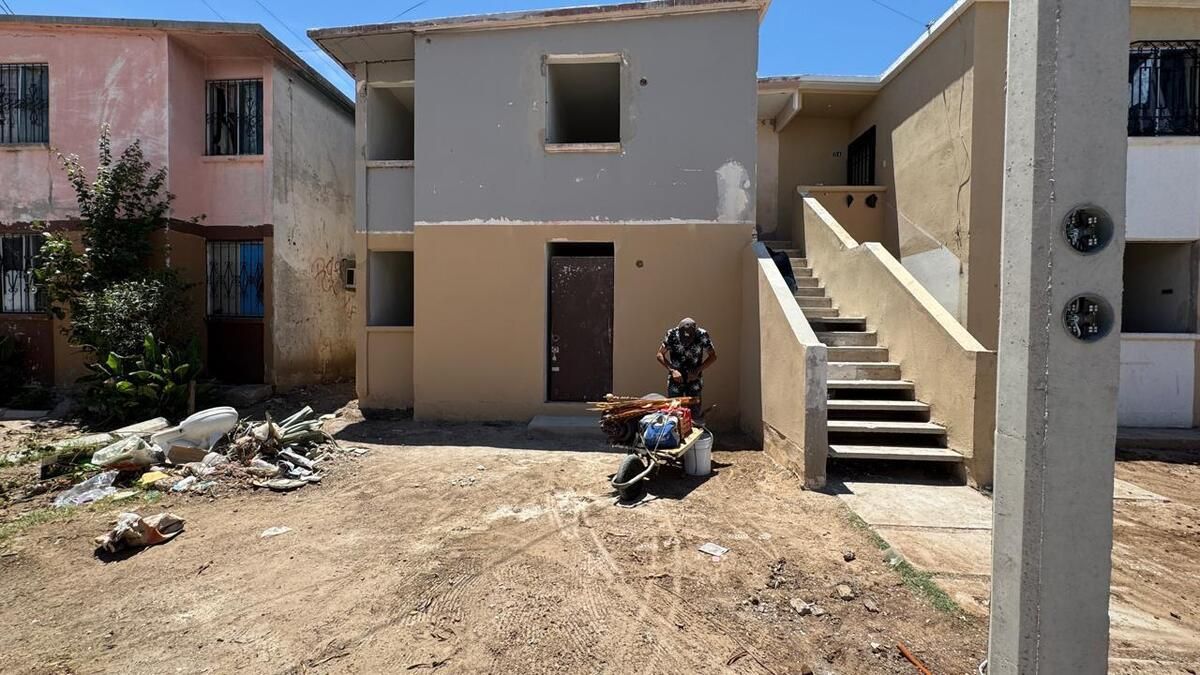 1 de 8: CASA EN PROCESO DE REPARACIÓN Y MEJORA