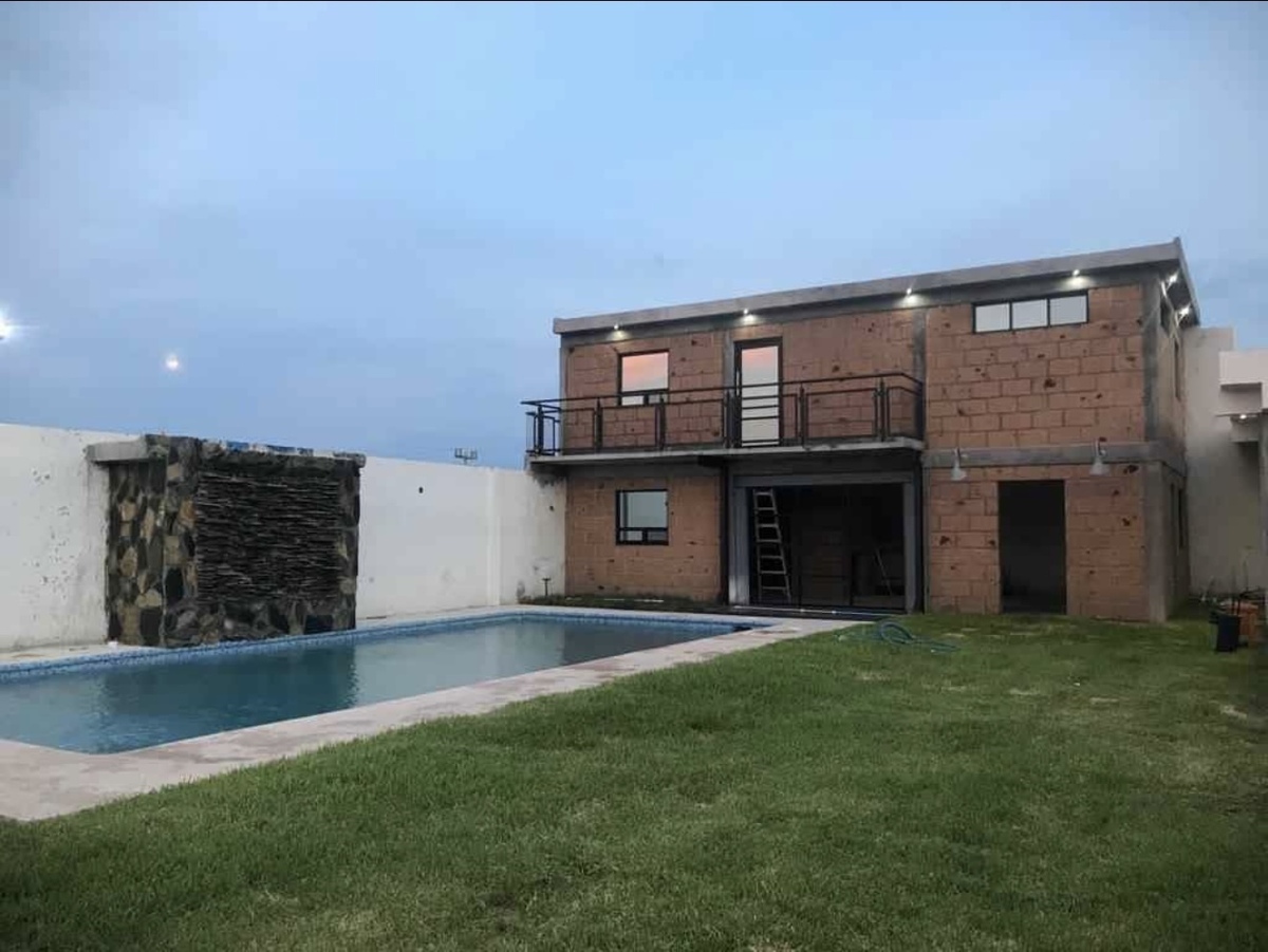1 of 5: jardin alberca casa