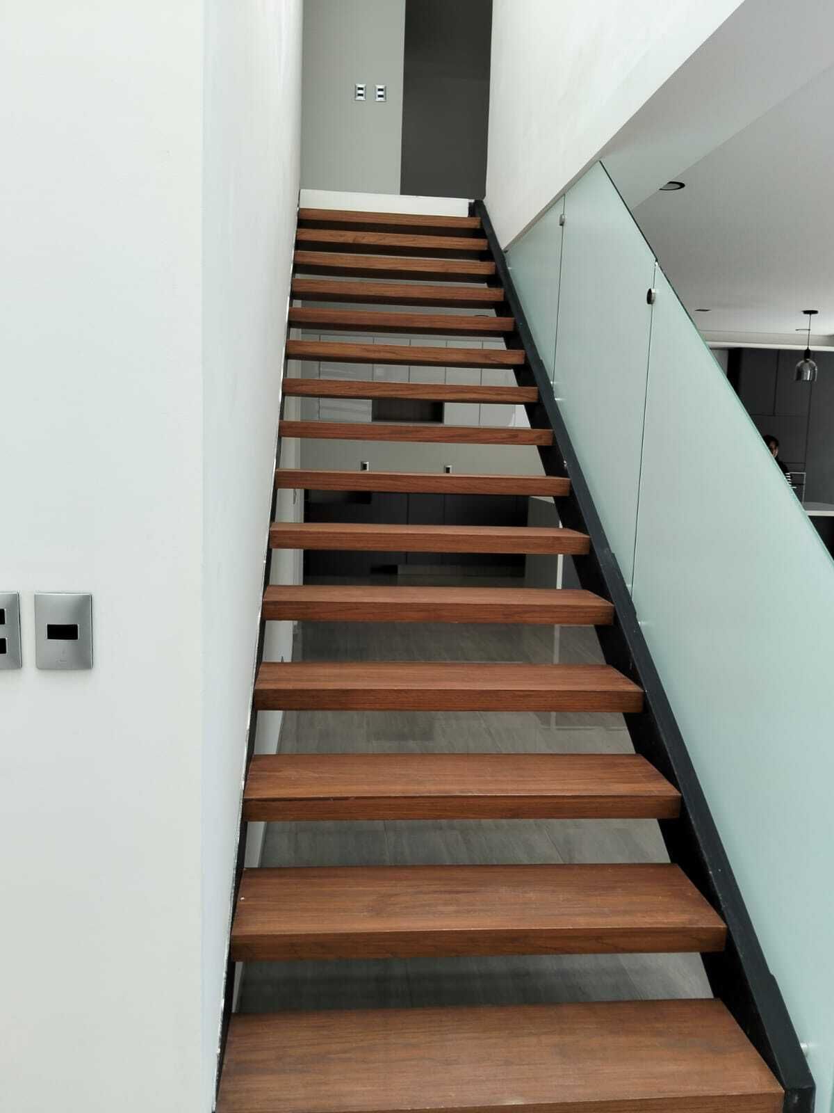 4 of 14: DISEÑO DE ESCALERA VOLADA