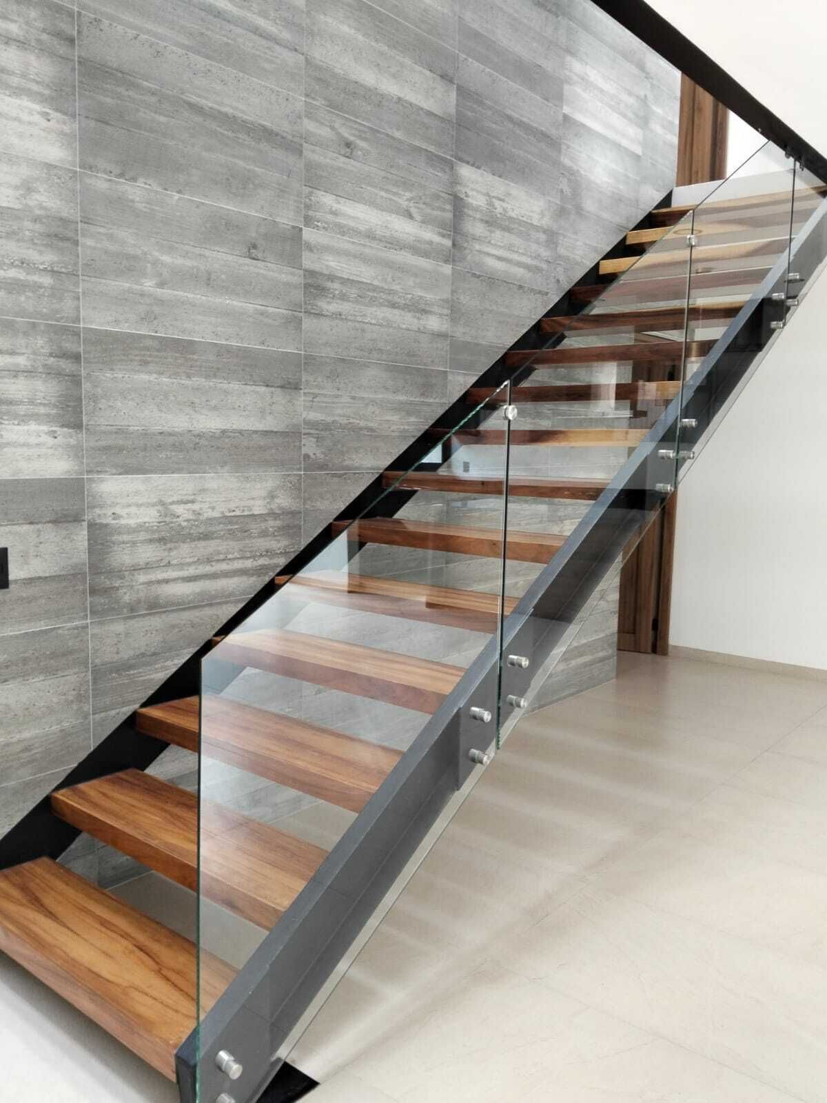 3 of 14: ESCALERA CON CRISTAL TEMPLADO