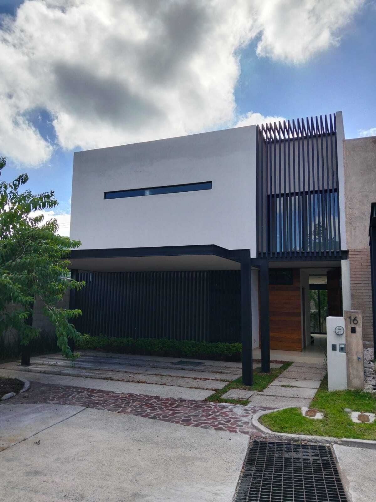1 of 14: FACHADA CON PÉRGOLA