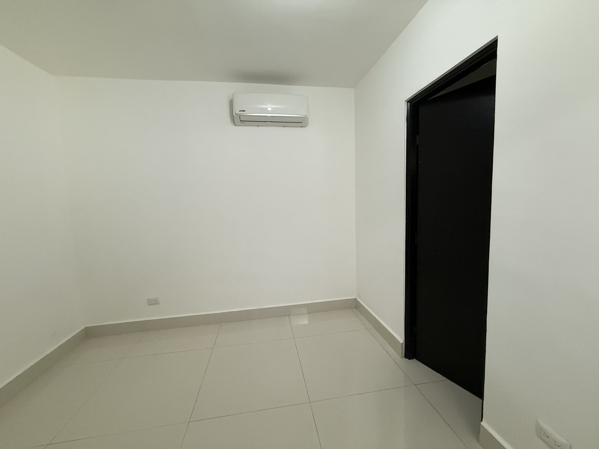 2 de 19: Cuarto de servicio con baño completo